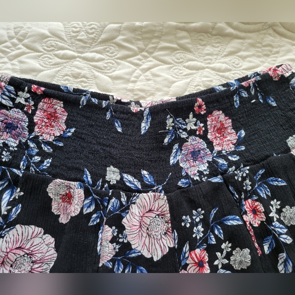 Sale 5/$20 Black Floral Flowy Boho Chic Shorts Medium EUC - Picture 3 of 7